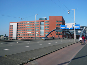 Het gebouw van de Groninger Archieven in de stad Groningen. Het gebouw bevindt zich aan het Cascadeplein 4 in de stad.